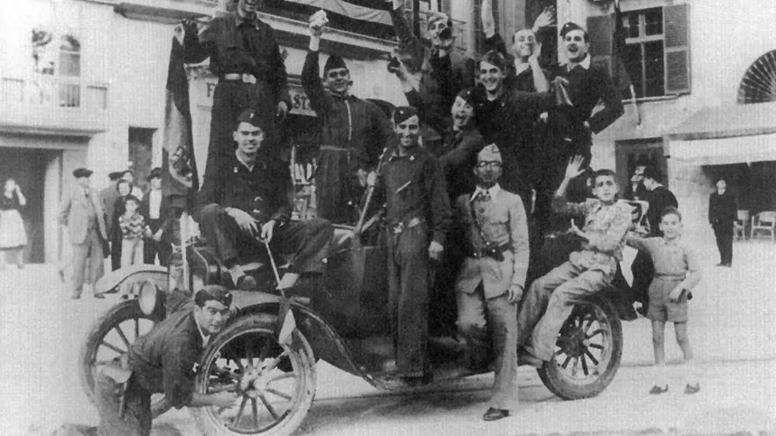 Un grup de falangistes celebrant la victòria dels insurrectes.