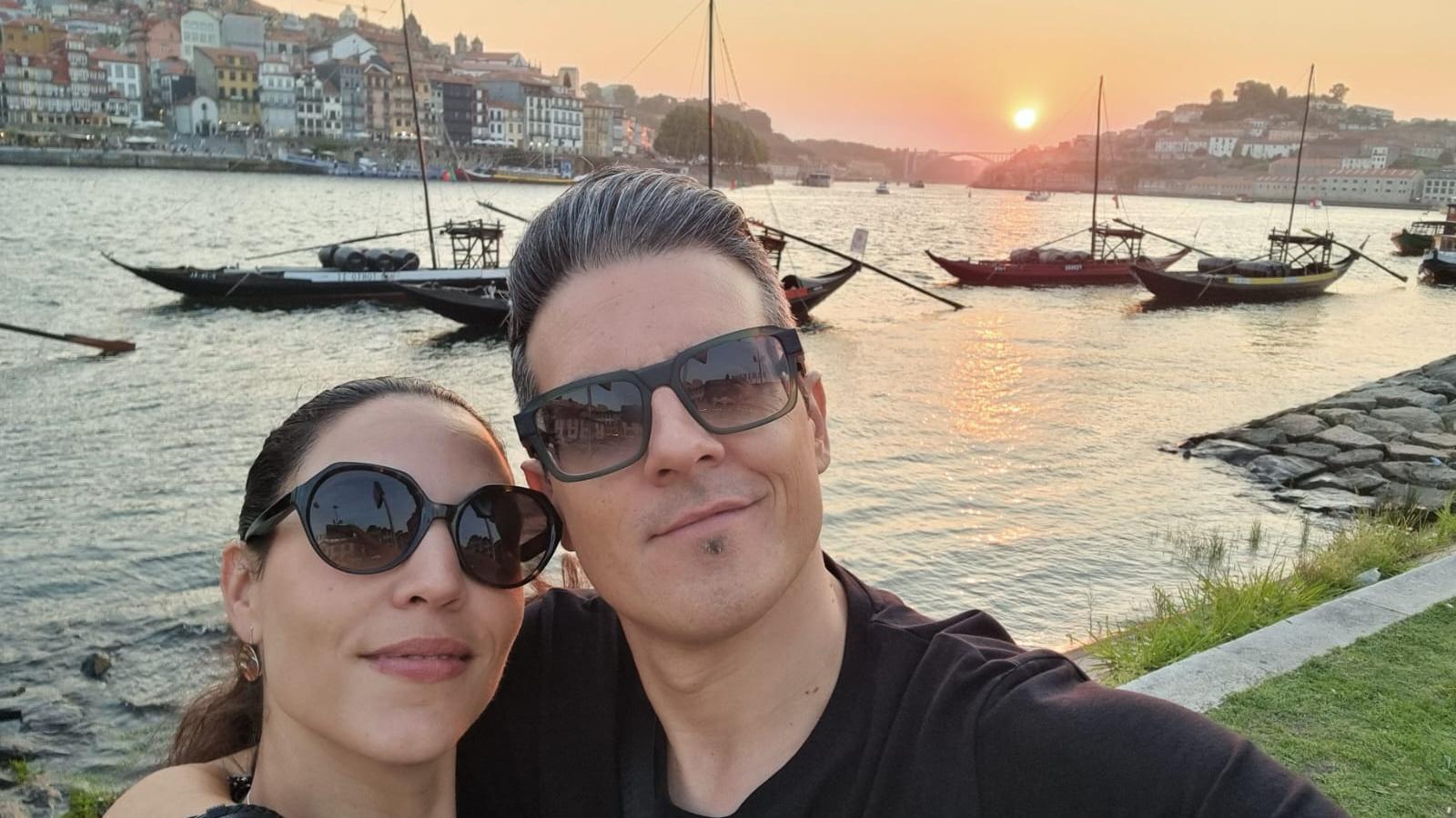 Víctor Parrado con su pareja en Oporto