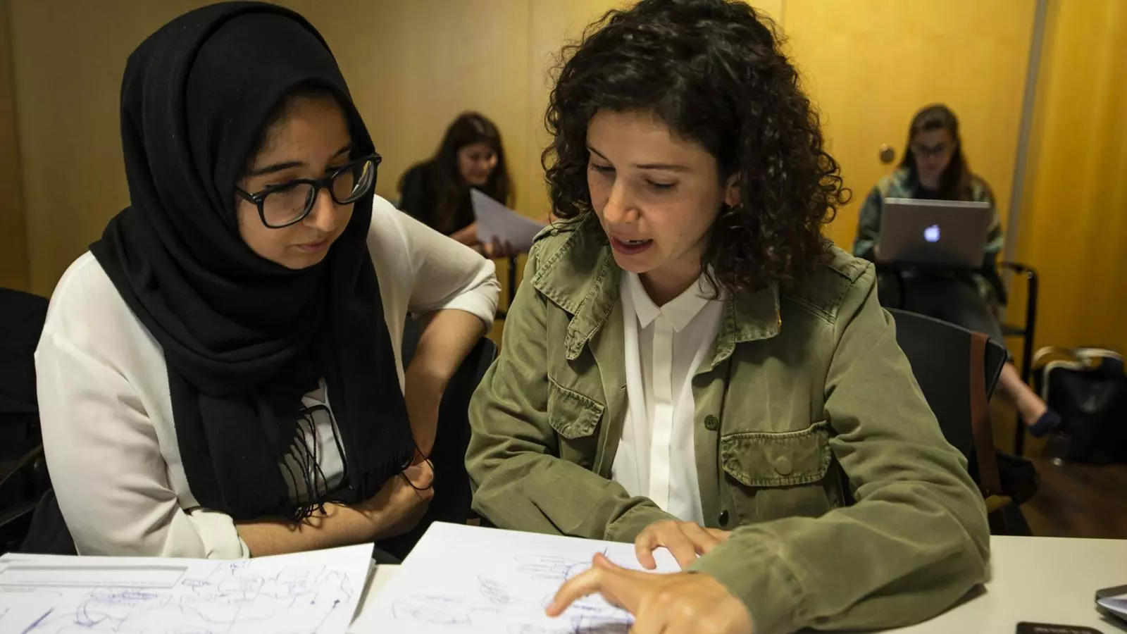 Els activistes, en una de les sessions de l’IEMed Youth Forum
