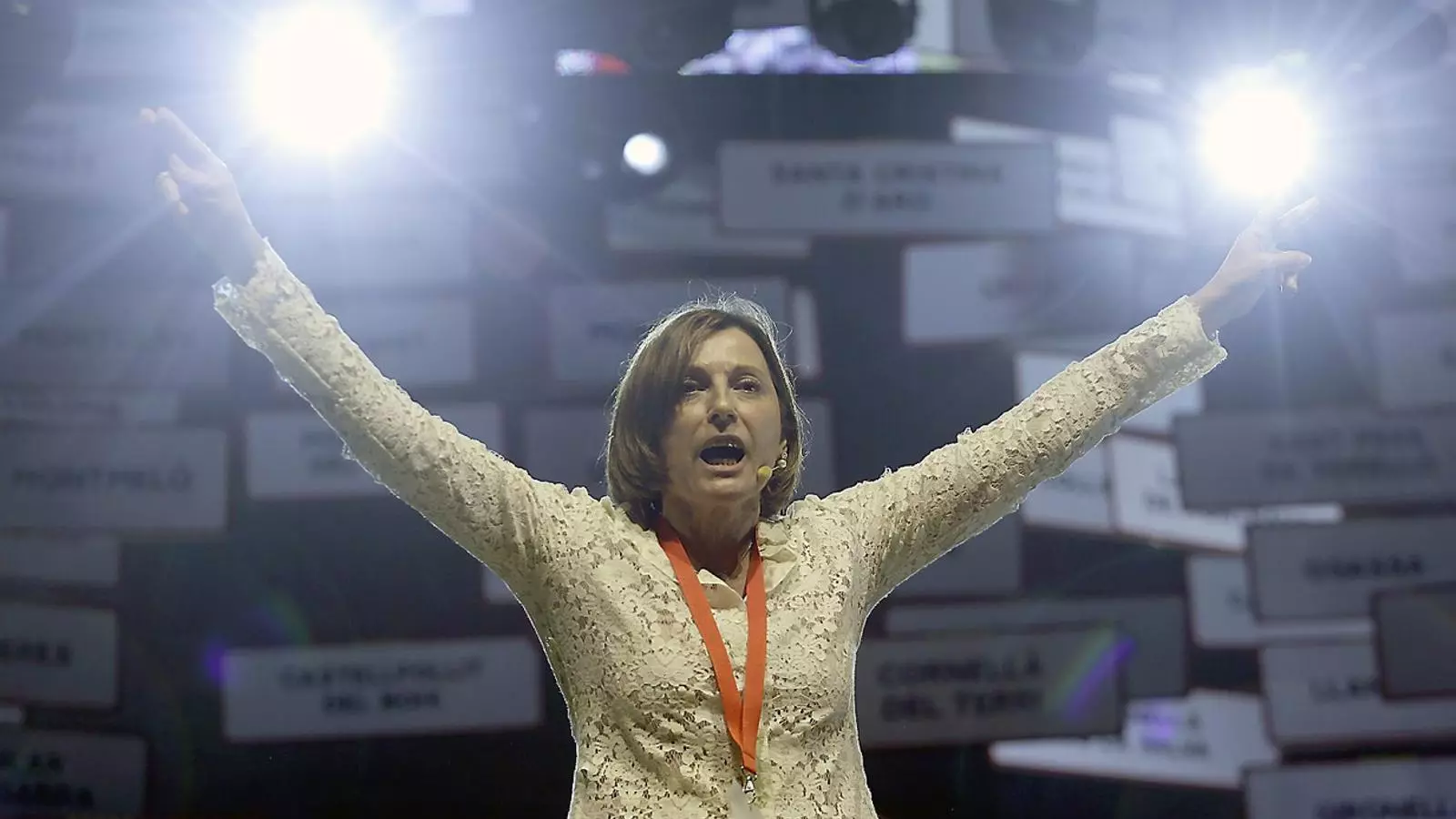Carme Forcadell va acabar ahir el seu discurs, l’últim important que fa com a presidenta de l’ANC, amb un “Us estimo!” als 16.000 assistents a l’acte del Palau Sant Jordi.