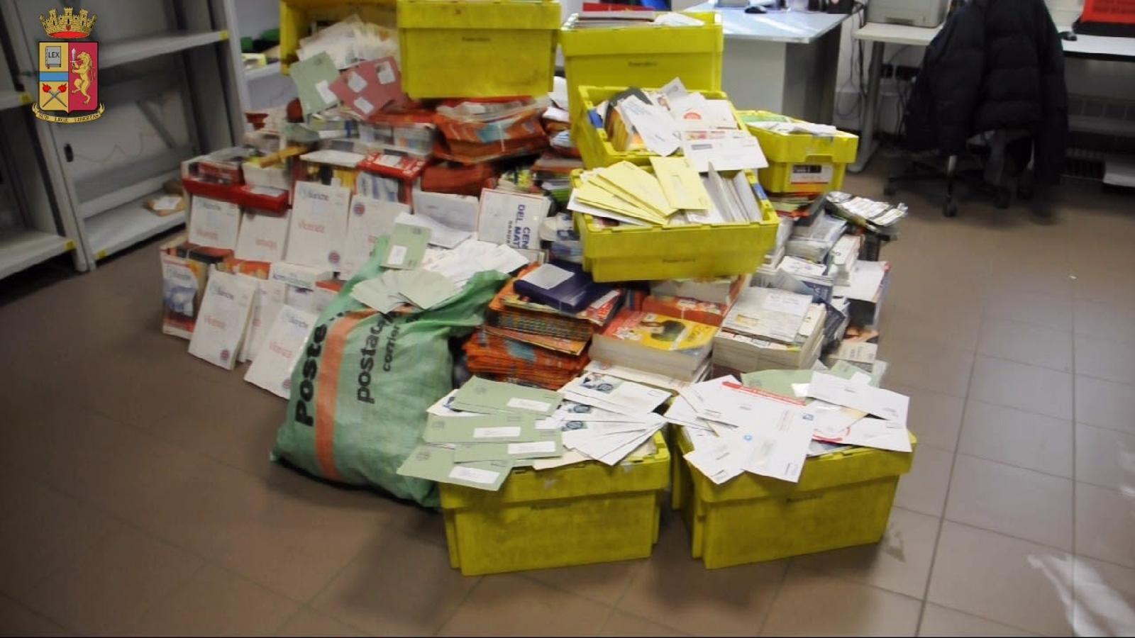 La policia va decomissar mitja tona de cartes i paquets