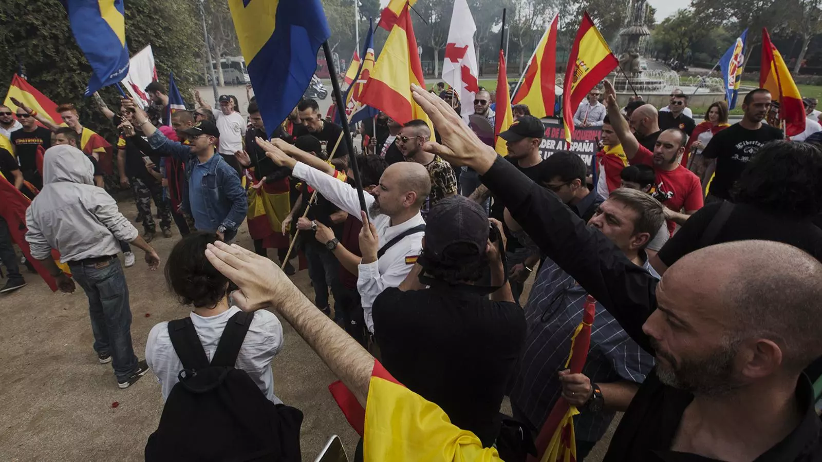 Un grup de manifestants d'ultradreta a Montjuïc