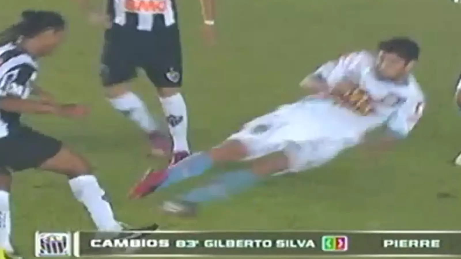 Ronaldinho rep una entrada criminal d'un rival durant un partit de la Libertadores