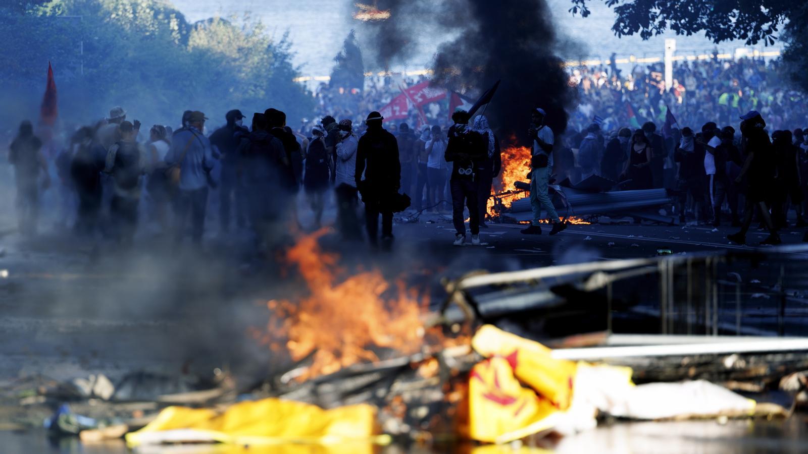 Demonstrators contrary to the G7 summit clash with riot police in Geneva at the doors of the meeting of leaders in Evian.