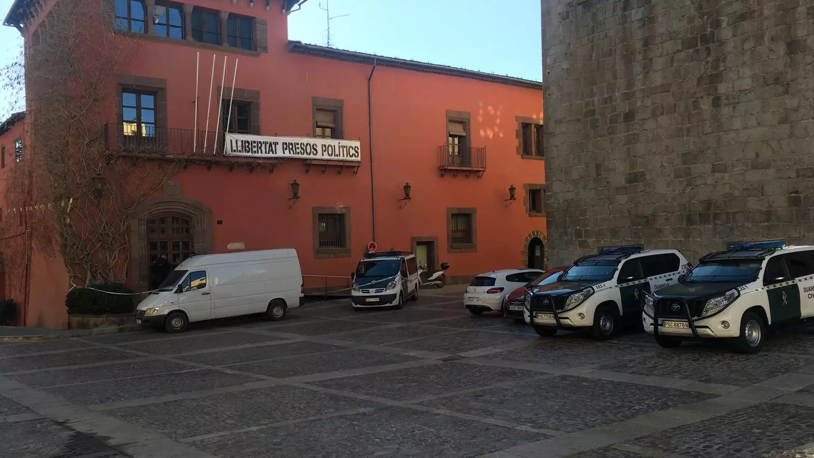 Desplegament policial davant de l'Ajuntament de la Seu el 28 de març del 2019. / G.L.T.
