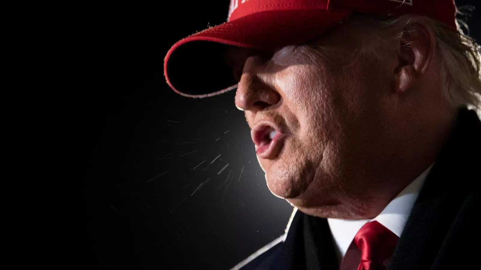 Trump a un acte de campanya amb la característica gorra vermella