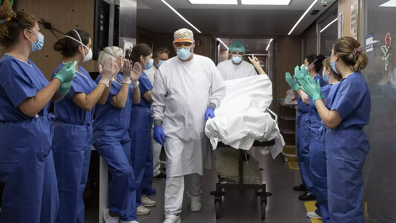 El personal sanitari aplaudint un pacient que sortia de l’UCI després d’un mes i un dia en estat greu.