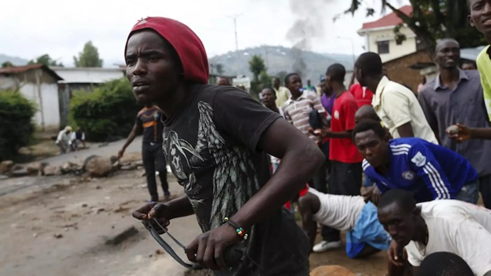Joves burundesos participen contra la tornada del president al país, a la capital del país. GORAN TOMASEVIC / REUTERS