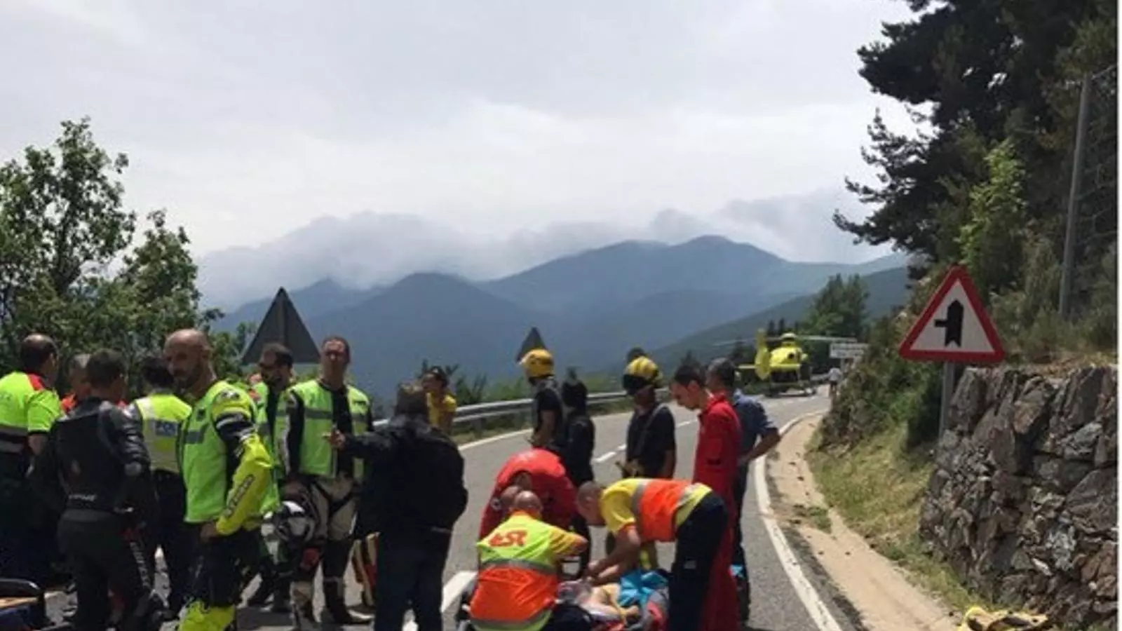 Efectius d'emergències atenen el motorista ferit a Toses