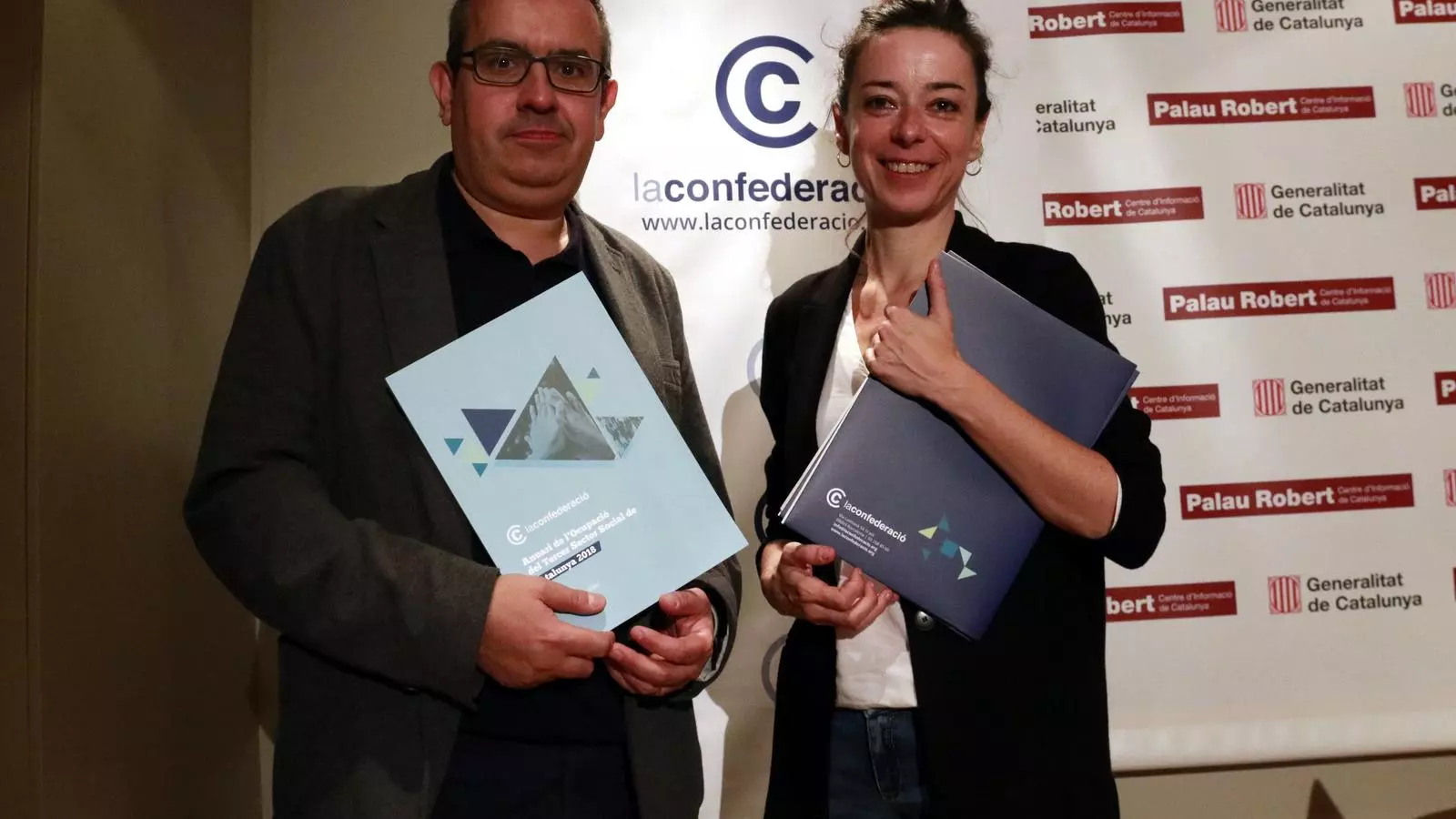 El president de la Confederació Empresarial del Tercer Sector Social, Joan Segarra, i la directora de l'organització, Laia Grabulosa, amb la quarta edició de l'Anuari de l'Ocupació.