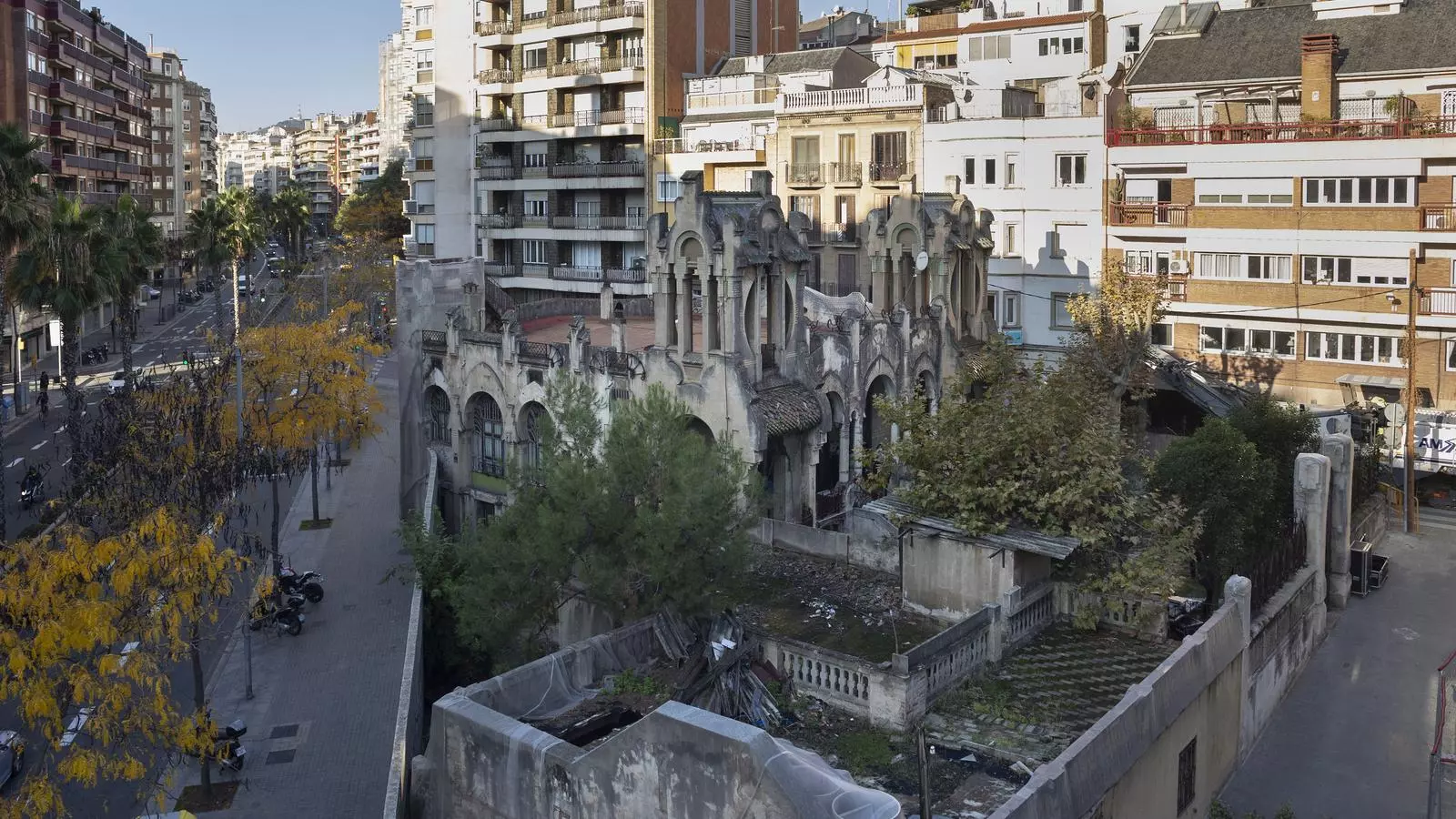 Imatge aèria de la Casa Tosquella, entre la ronda General Mitre, el carrer Ballester i Vallirana de Barcelona