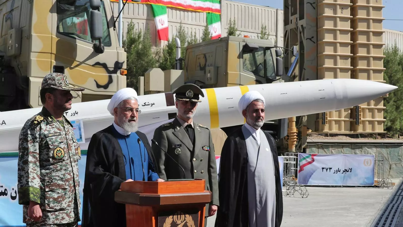 El president iranià, Hassan Rouhani, amb els responsables de Defensa, en la presentació del sistema de defensa aèria.