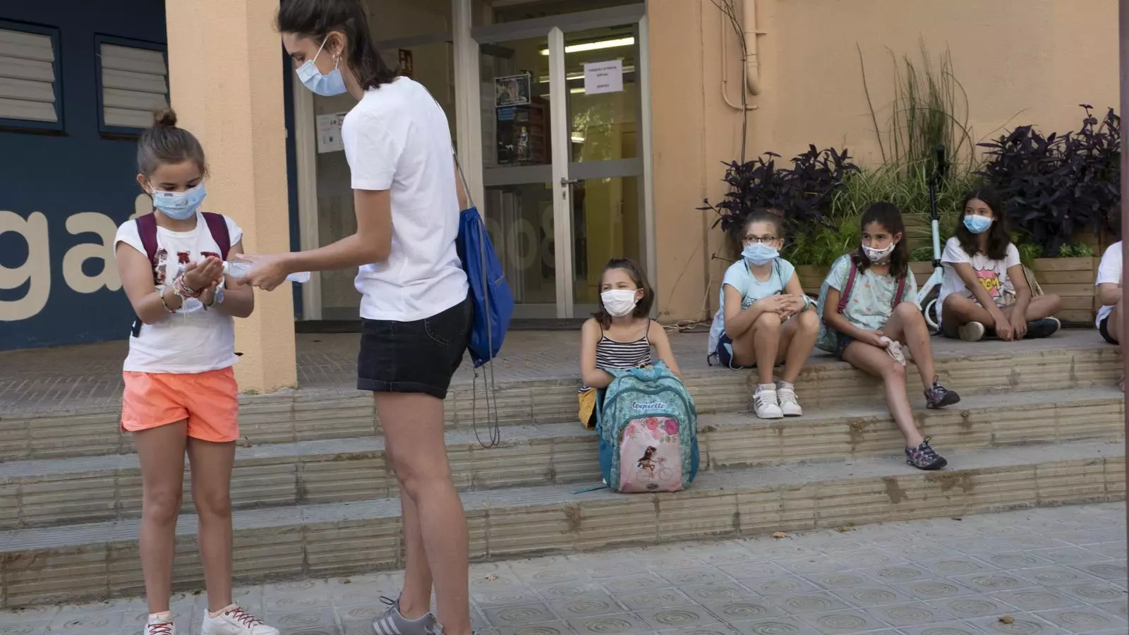 Un grup de nenes comencen el casal, a l'escola Bogatell de Barcelona