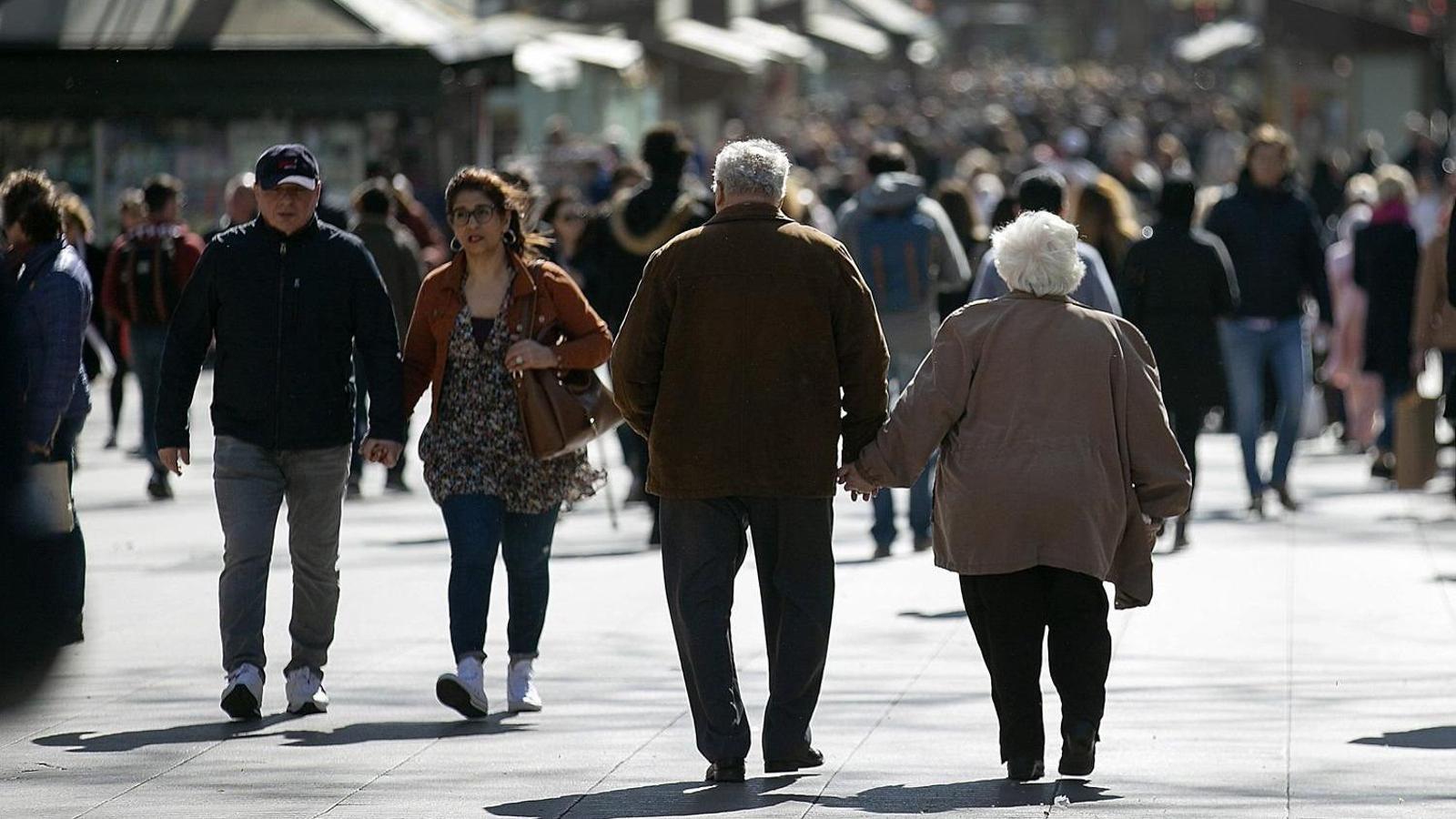 Ciudadanos paseando por la Rambla de Barcelona en una imagen de archivo. PERE TORDERA