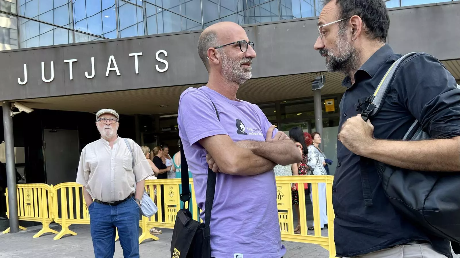 El germà d'Helena Jubany, Joan Jubany, amb el seu advocat, Benet Salellas, a l'entrada dels jutjats de Sabadell.