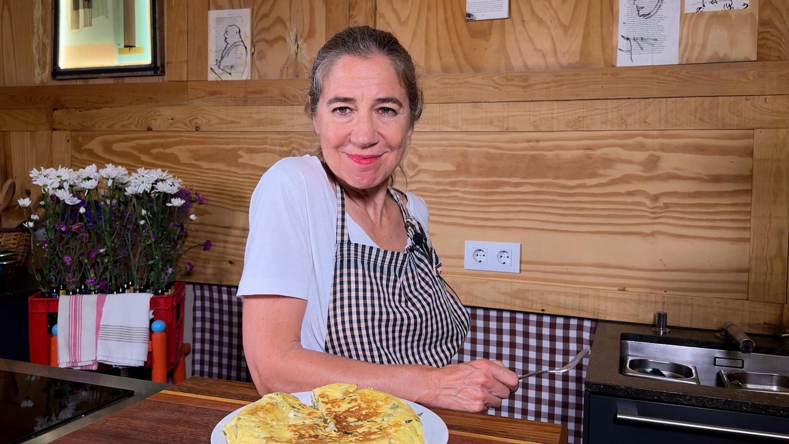 Ada Parellada prepara una tortilla de calabacín