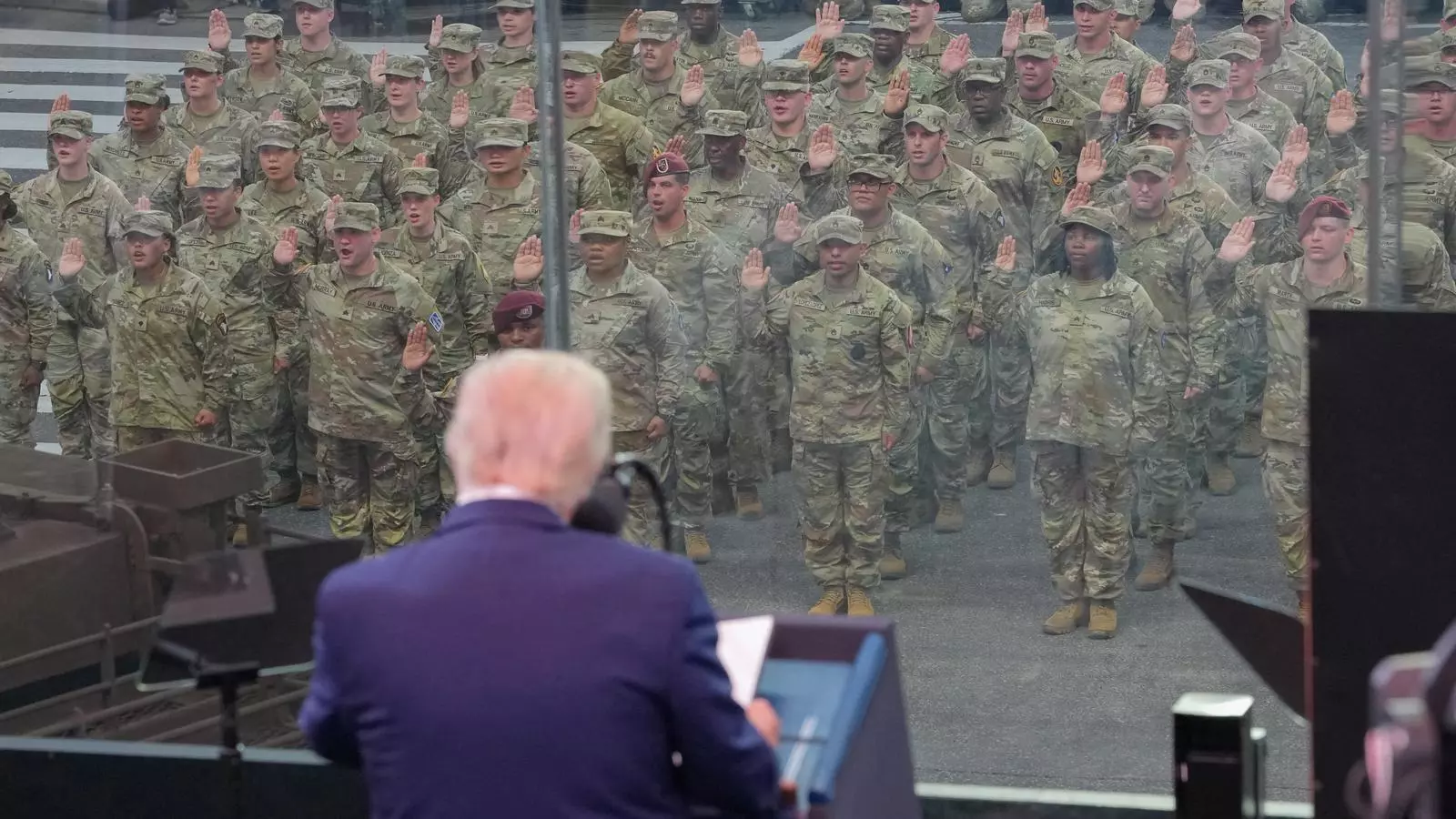 Trump saludant els soldats que desfilaven a Washington.