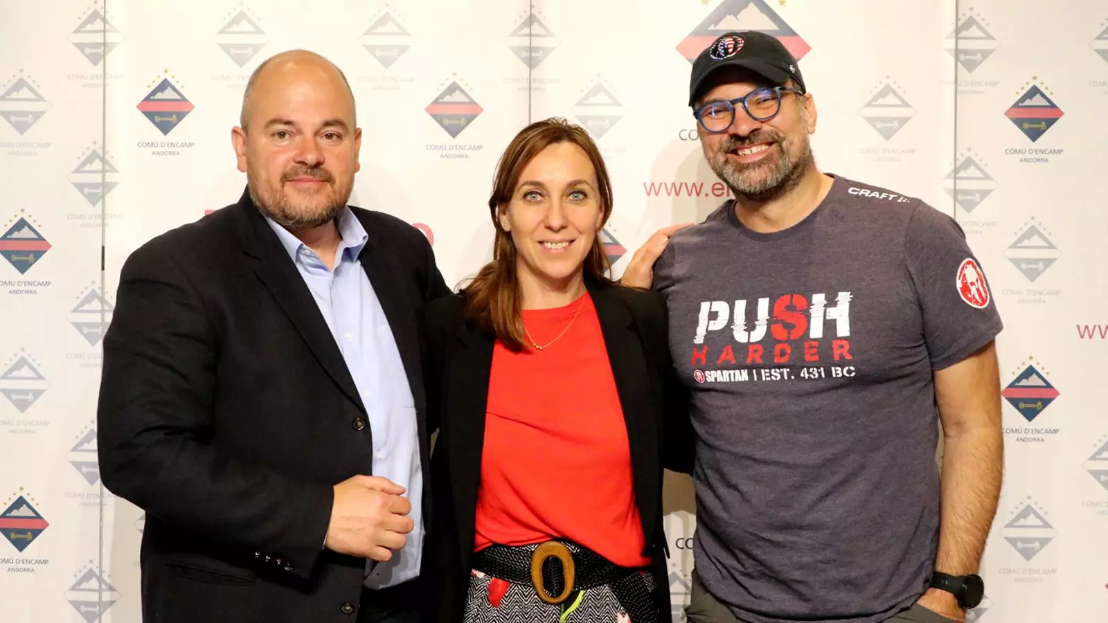 El cònsol major d'Encamp, Jordi Torres; la directora de màrqueting d'Andorra Turisme, Noemí Pedra, i el director de l'Spartan Race Espanya, Ángel Sanz. / COMÚ D'ENCAMP