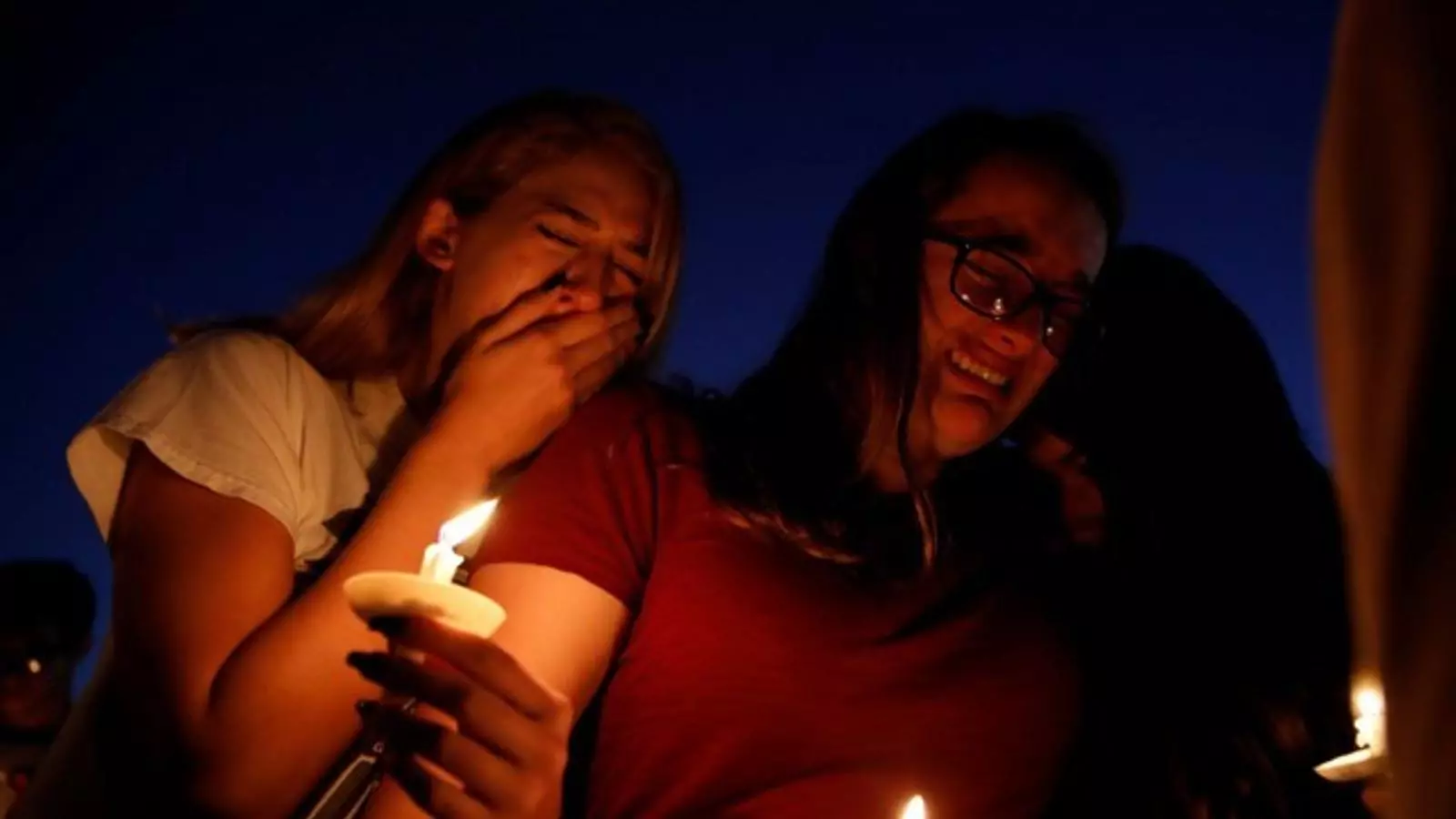 Dues noies ploren en la vigília de record per les víctimes del tiroteig en un institut de Parkland, a Florida.