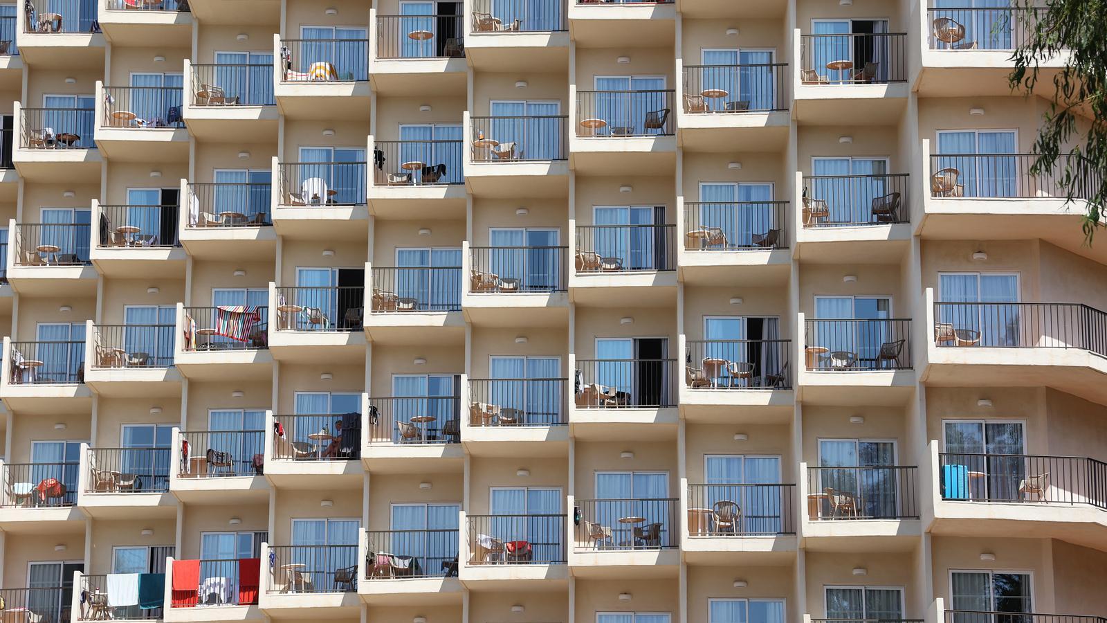 Hotel on the first line of the sea in Palmanova.