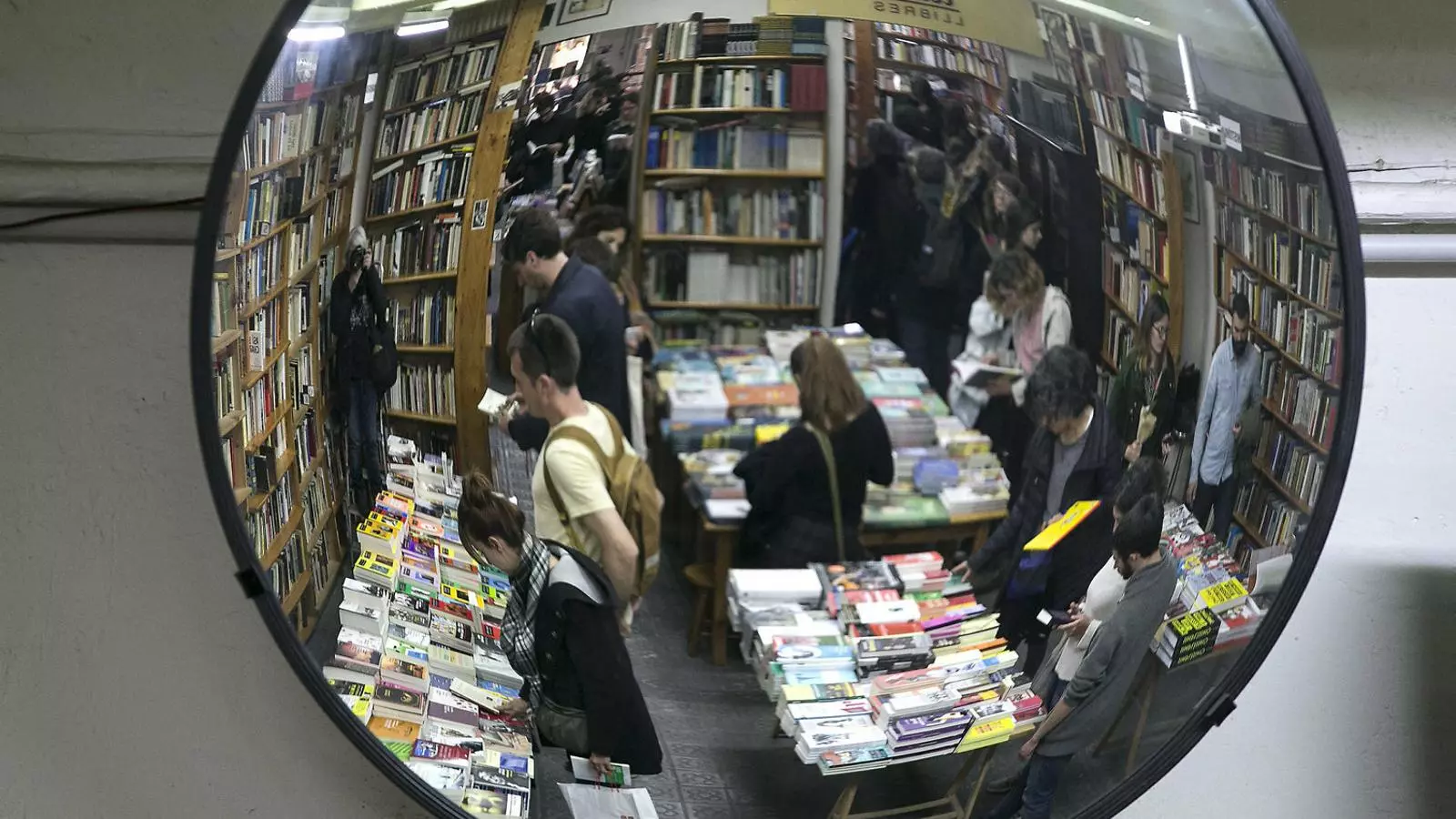 A la llibreria Taifa, del carrer Verdi, els més venuts no quadren amb els rànquings.