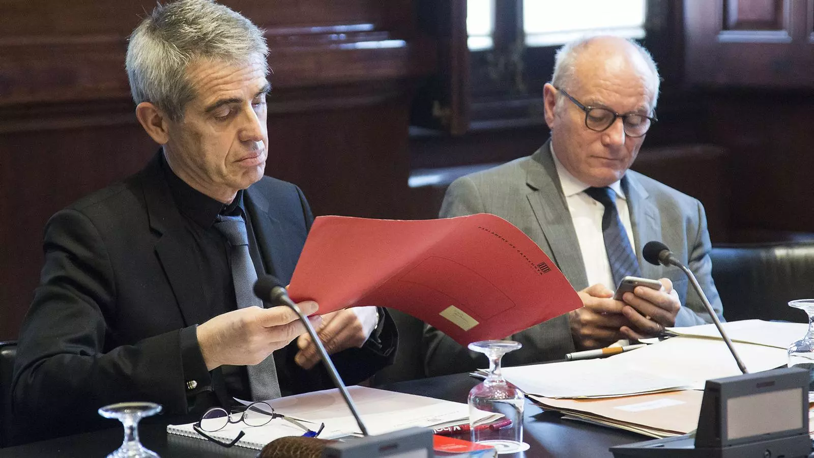 El lletrat major del Parlament, Antoni Bayona, i el secretari general de la cambra, Xavier Muro, en una imatge recent.