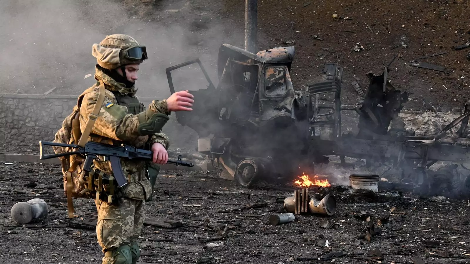 Membres del ejército ucraniano al lugar de un combate contra un grupo de las forçes armadas rusas a la capital ucraniana de Kiev por la mañana del 26 de febrero de 2022, según el personal del servicio ucraniano al lugar de los hechos.