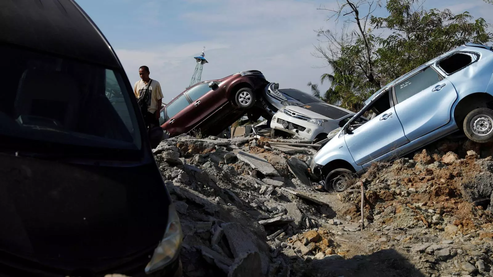 Cotxes destrossats pel pas del tsunami per la capital provincial de Palu.