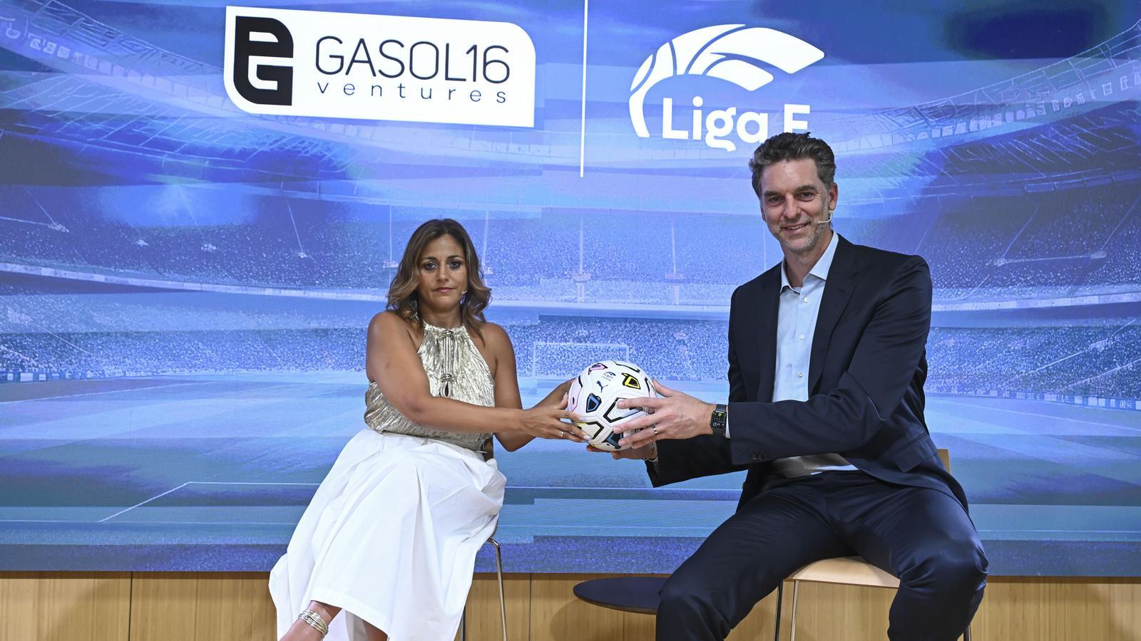 Beatriz Álvarez, president of the F League, and Pau Gasol during the presentation of the investment agreement