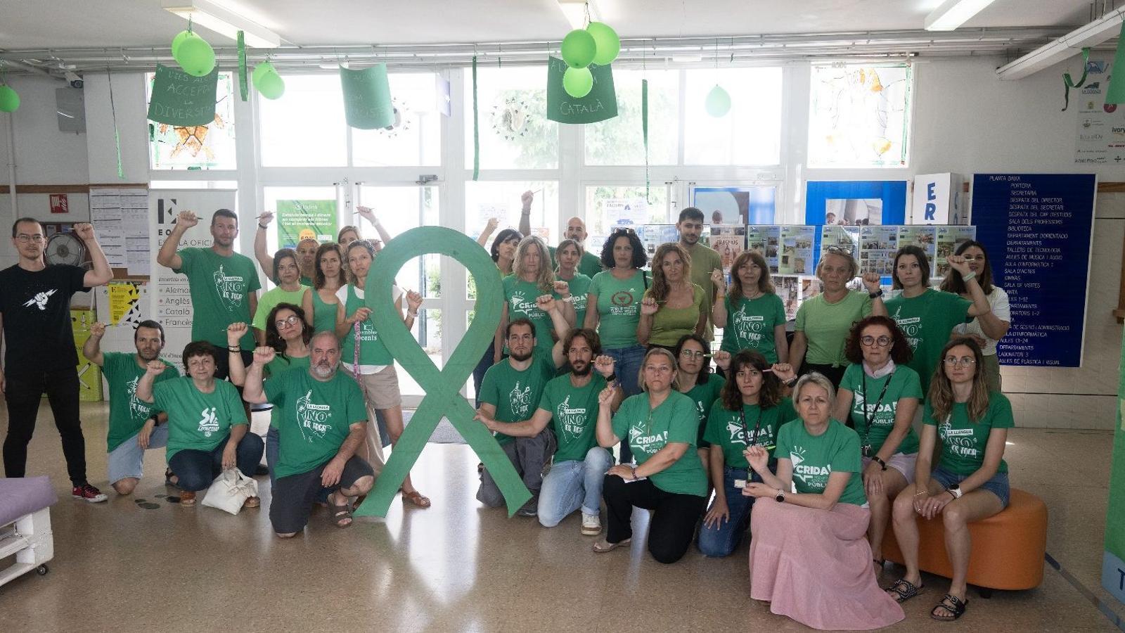 Parte del claustro de docentes del IES Alcúdia.