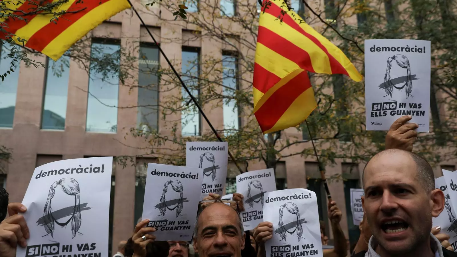 Gent protestant perquè alliberin els detinguts per l'1-O a Barcelona
