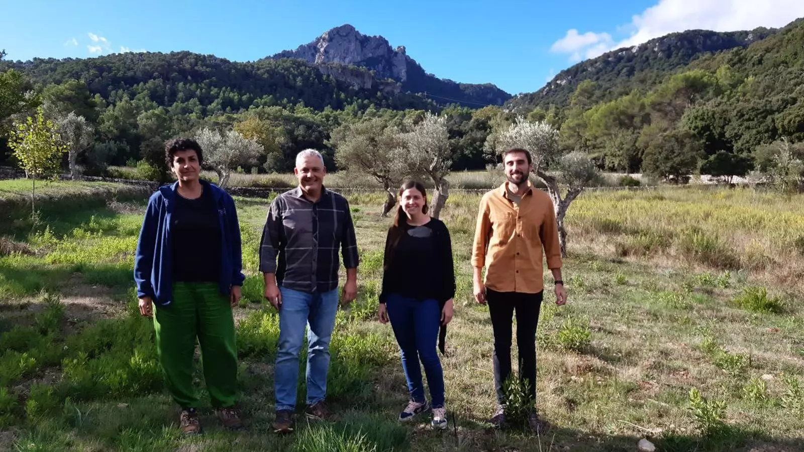 La vicepresidenta i consellera de Medi Ambient i Sostenibilitat, Aurora Ribot; juntament amb el conseller de Promoció Econòmica i Desenvolupament Local, Jaume Alzamora; la directora insular de Medi Ambient, Inmaculada Férriz, i el director insular de Joventut, Alex Segura; a la zona d’acampada de la finca pública de Son Amer a Escorca.