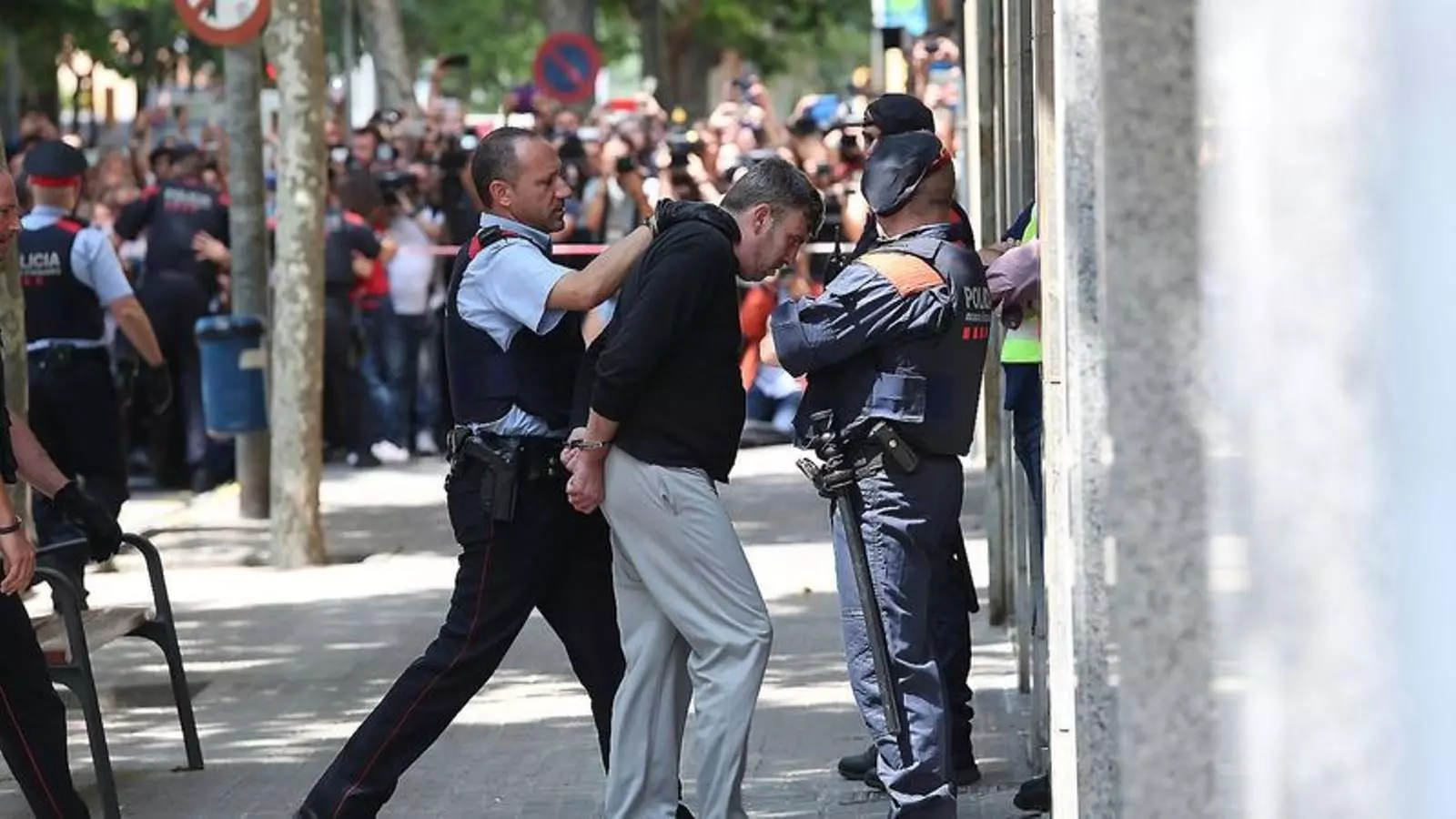 El asesino confeso entrando en bloque de pisos donde tuvieron lugar los hechos