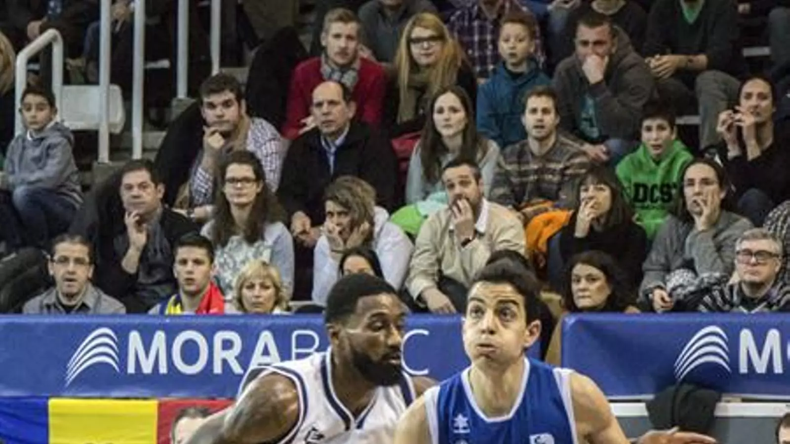 El base del MoraBanc Andorra, David Navarro perseguit per Dean, del Gipuzkoa Basket