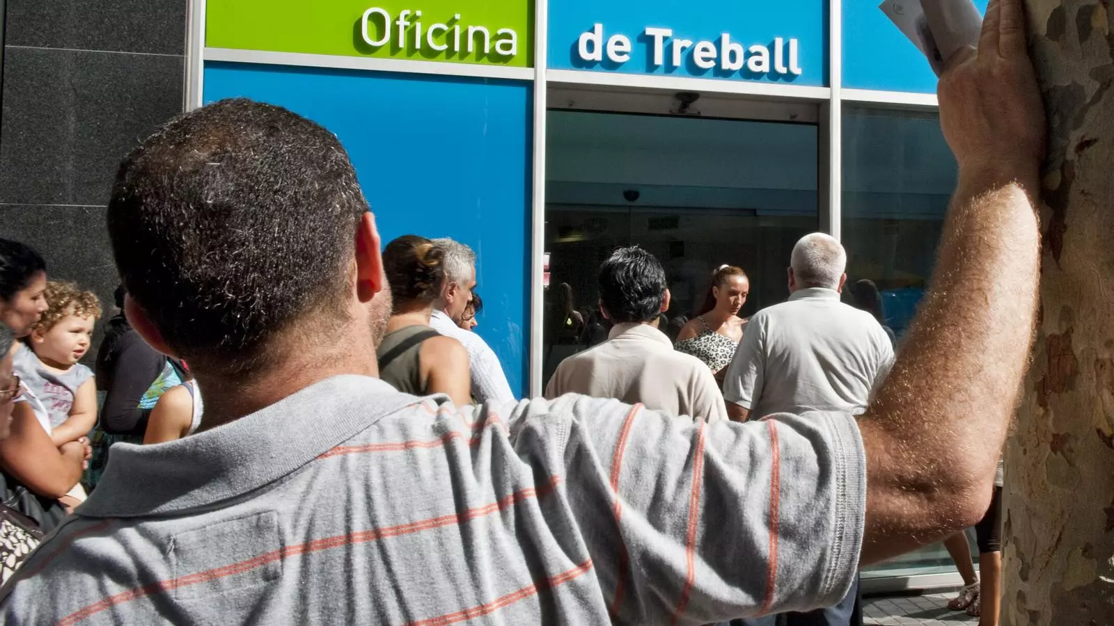 ESPERANT EL SEU TORN Els beneficiaris del PIRMI fan cua perquè el seu expedient sigui revisat.