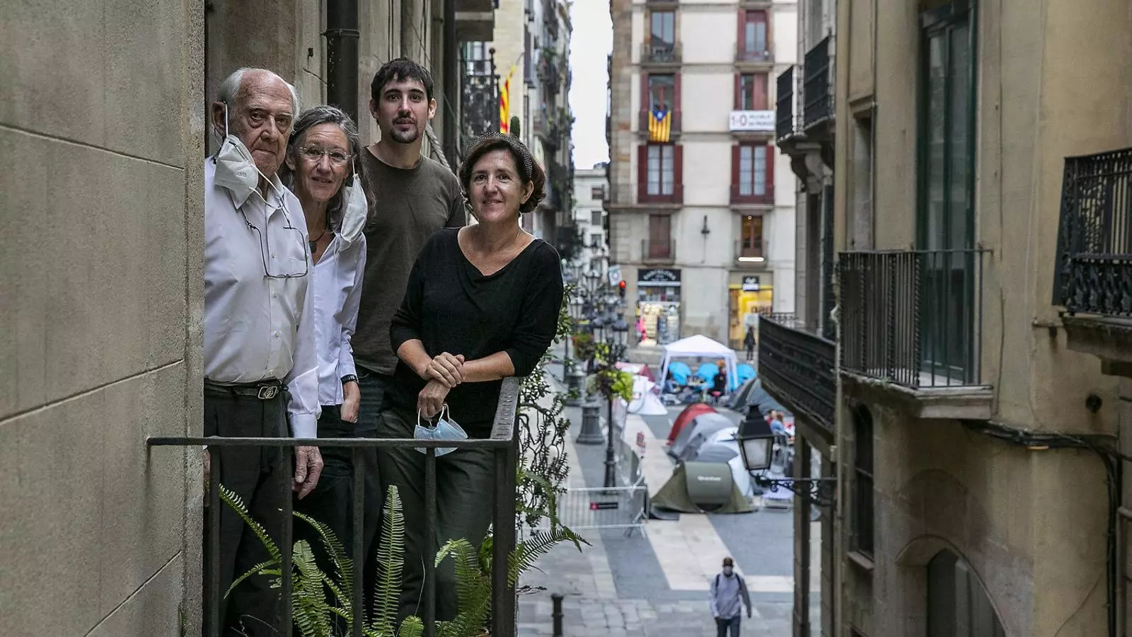 Josep Maria Coll amb dues de les seves filles (l’Elisenda i l’Anna) i el seu net Martí al balcó del seu pis al carrer del Call, al Barri Gòtic de Barcelona.