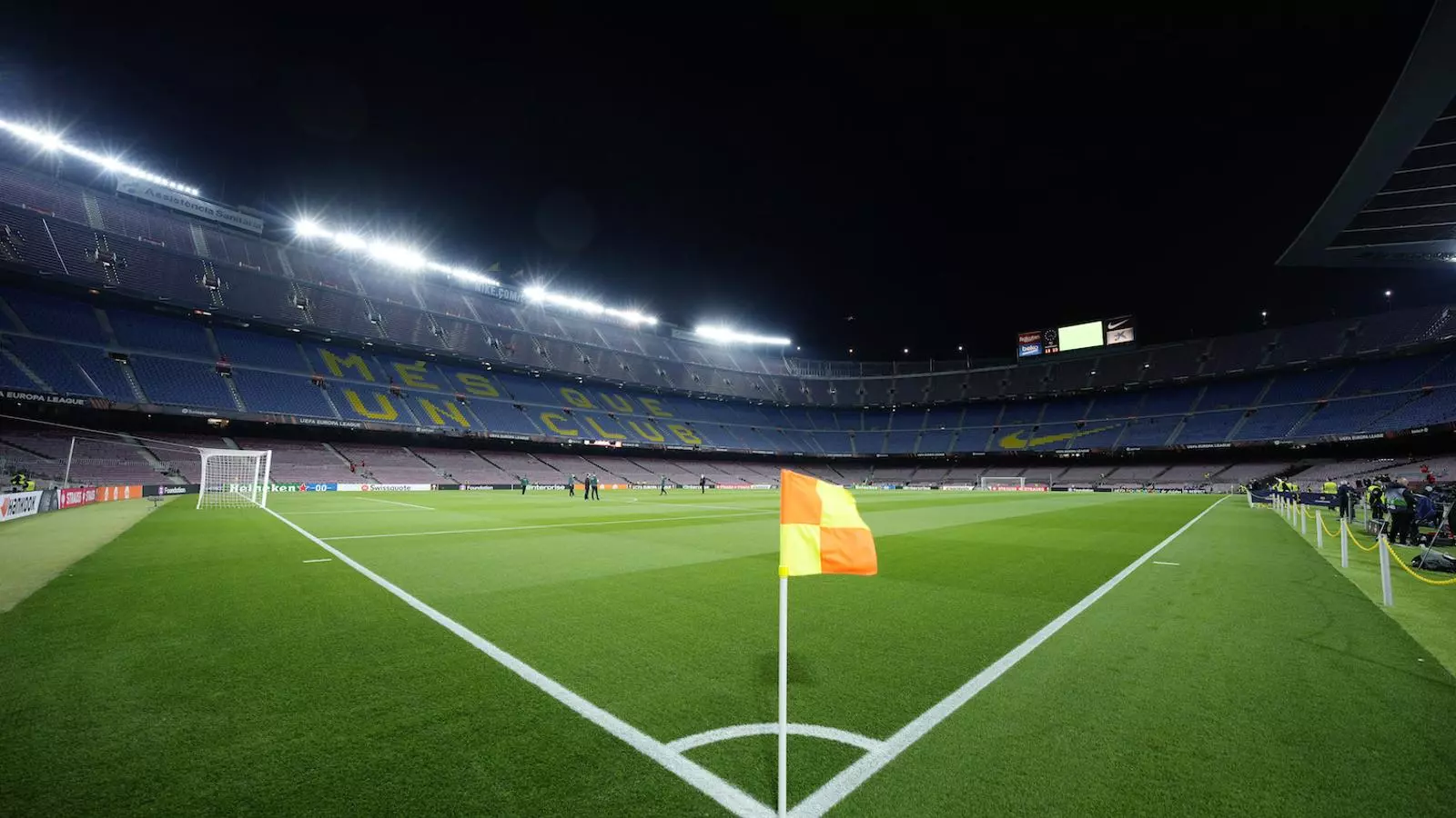 El Camp Nou, minutos antes del partido que enfrenta el Barça y el Galatasaray