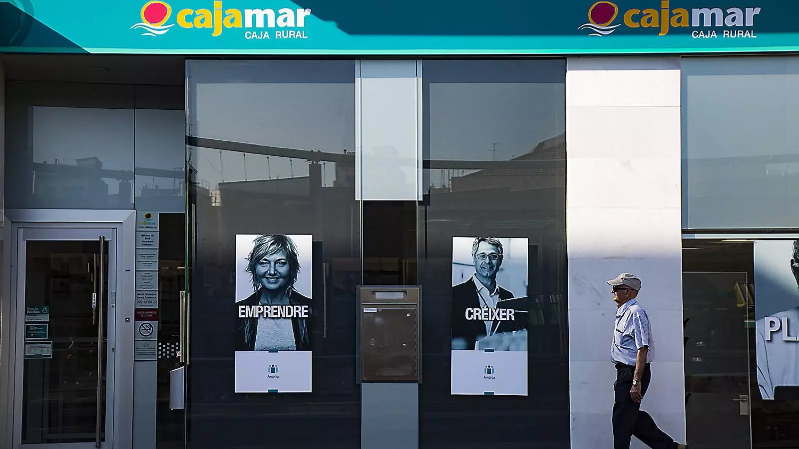 Una macroestafa bancària esquitxa un ‘top model’ català