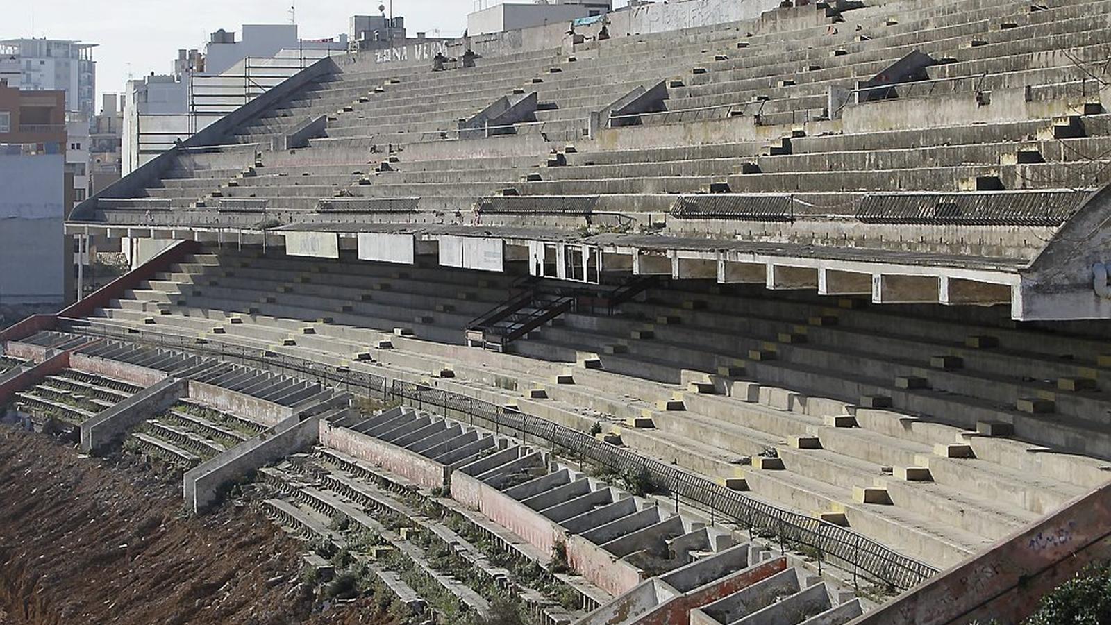GRAN DESNIVELL La tribuna de l’antic estadi se sosté sobre una excavació que es va fer al terreny.