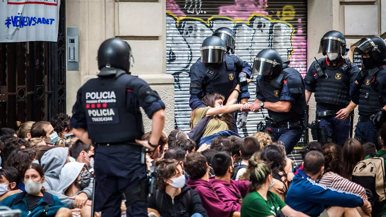 Els Mossos d'Esquadra intervenint al carrer Còrsega de Barcelona durant la mobilització veïnal per impedir el desnonament de les germanes Yovana i Ana Maria i les seves filles menors d'edat, el 22 de setembre del 2020.