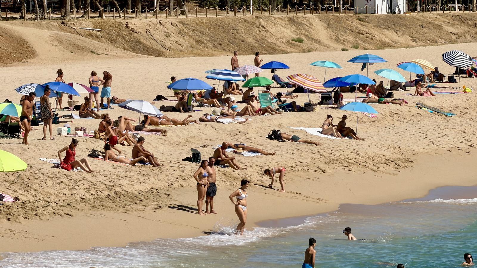 Bathers at the Callao beach in Mataró.