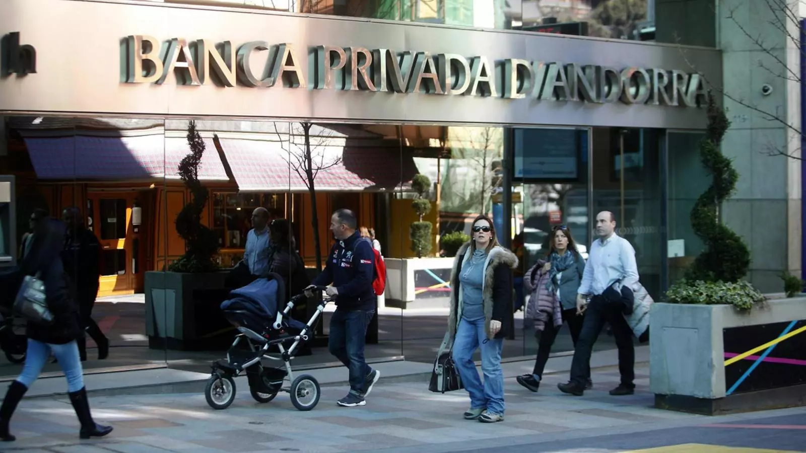 La tranquil·litat oficial del govern andorrà contrasta amb la preocupació dels empresaris i del sector financer, que veuen risc de contagi.