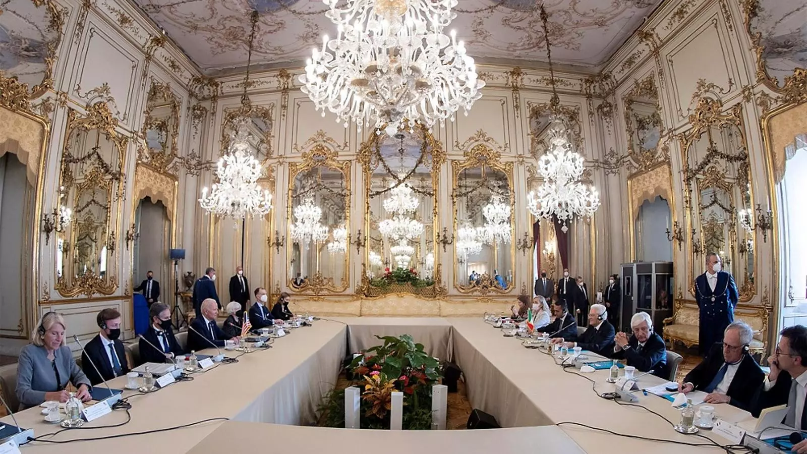 El president italià, Sergio Mattarella (al centre a la dreta), rep el president nord-americà Joe Biden (al centre a l'esquerra) al palau del Quirinale, avui a Roma.