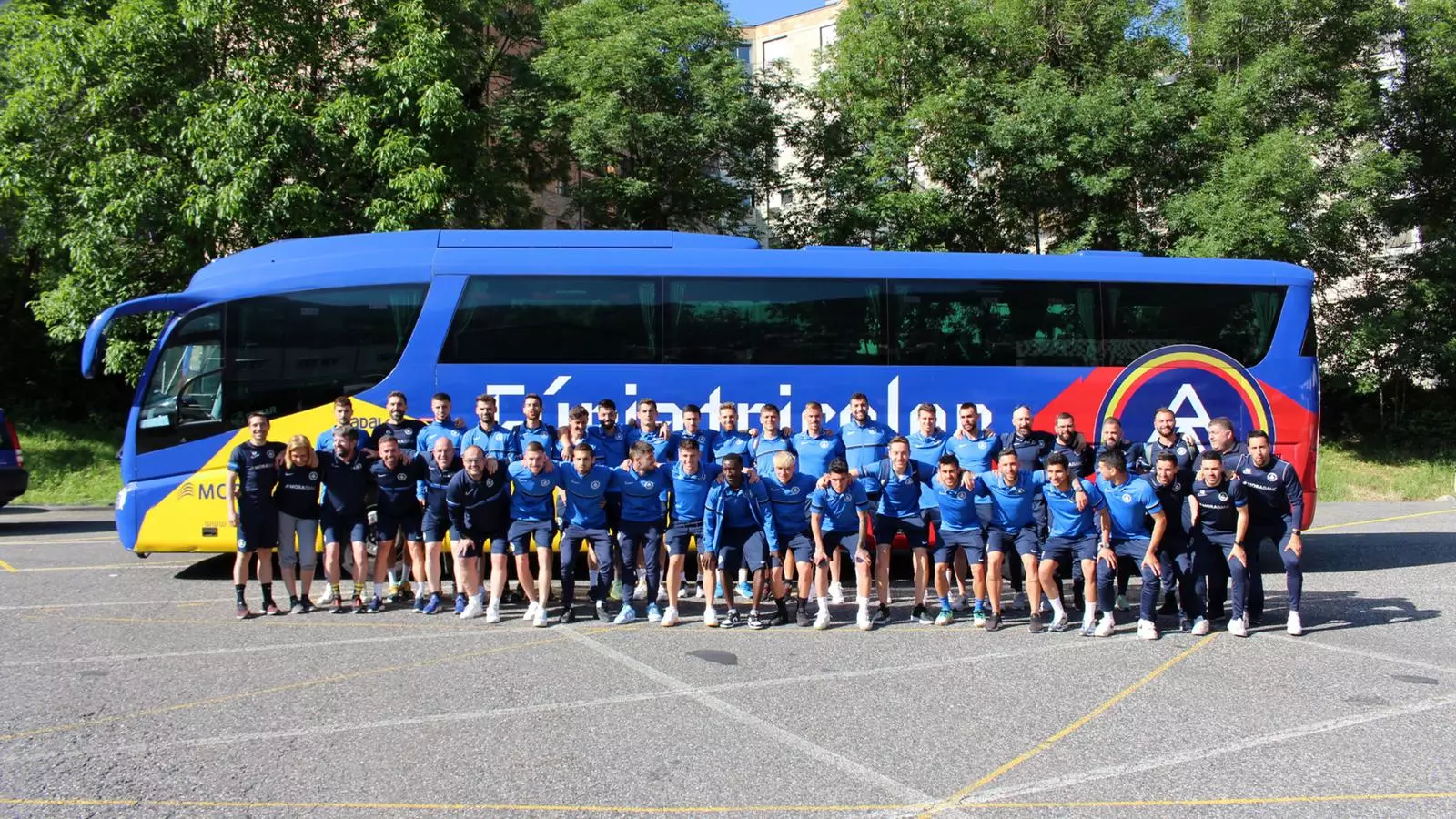 Els jugadors del FC Andorra abans de disputar el darrer partit contra el Ràcing de Santander.