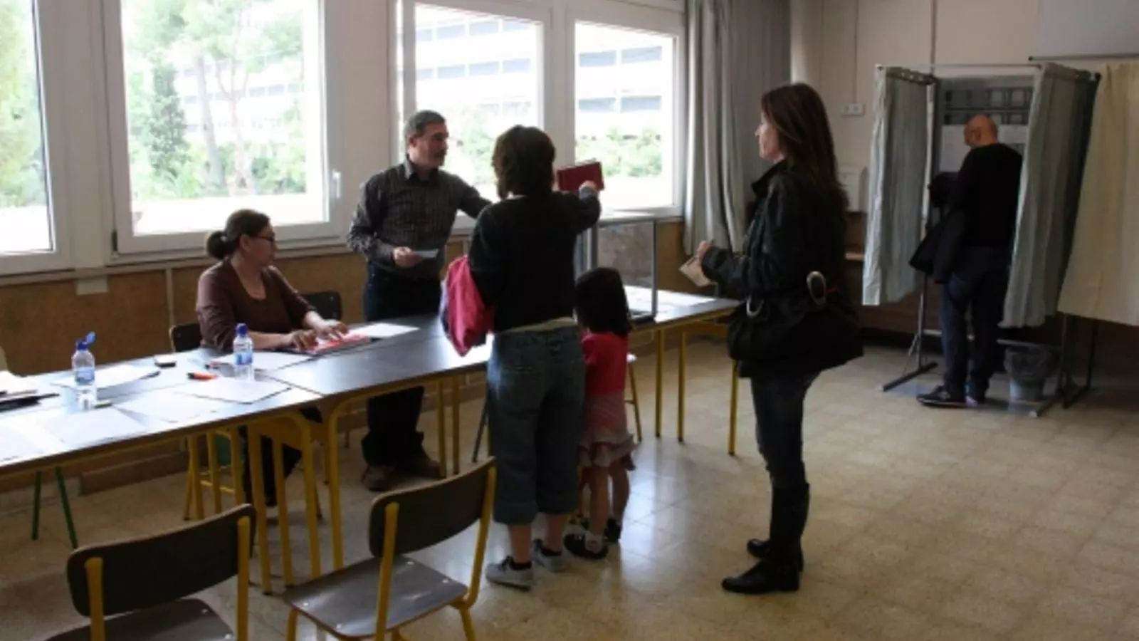 Imatge d'una de les meses al col·legi electoral que s'ha habilitat al Liceu Francès / ACN