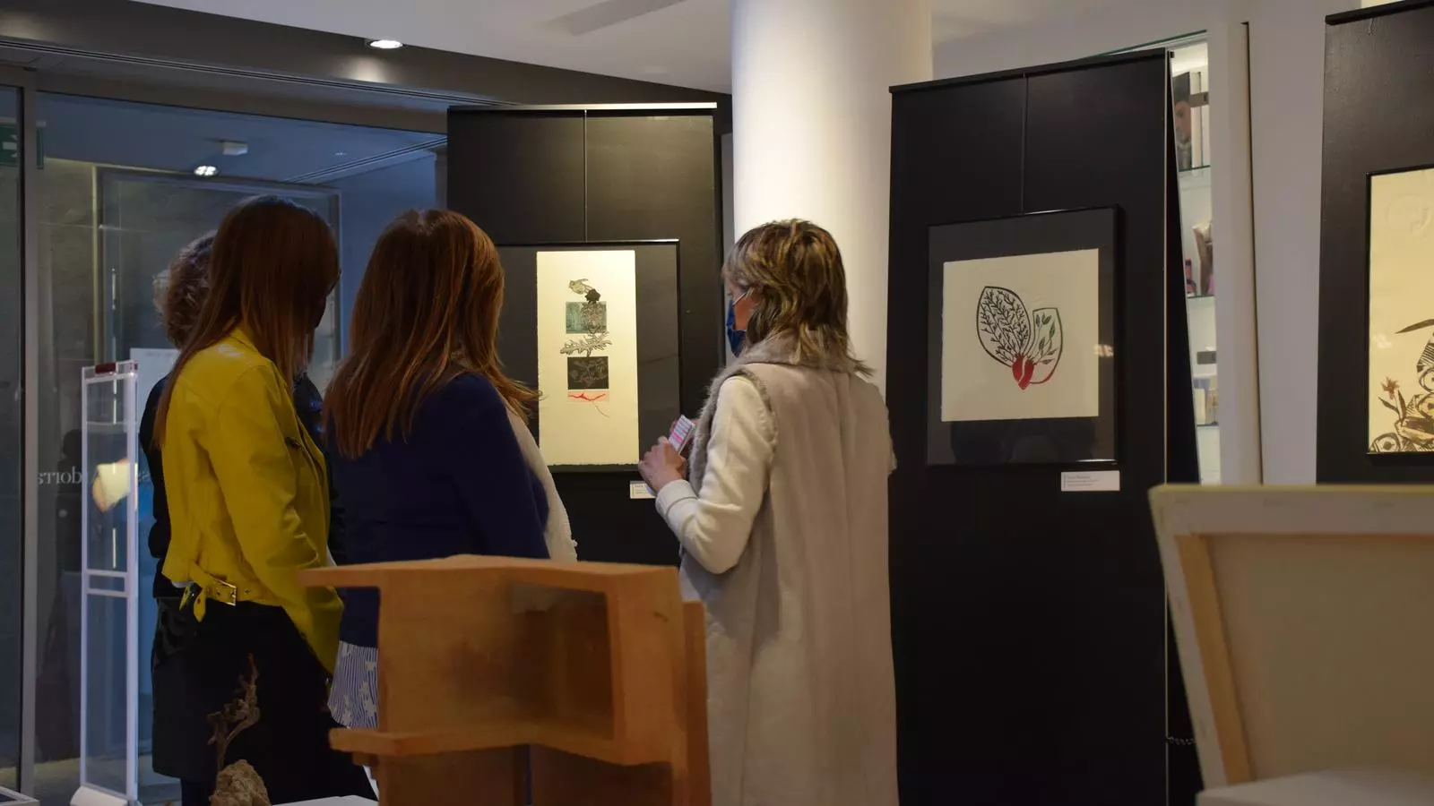 Les autoritats visiten l'exposició 'Paisatge en risc' que es troba al vestíbul del Museu Carmen Thyssen Andorra.