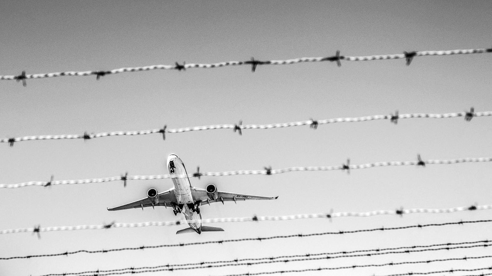 Un avió s'enlaira a l'aeroport del Prat.