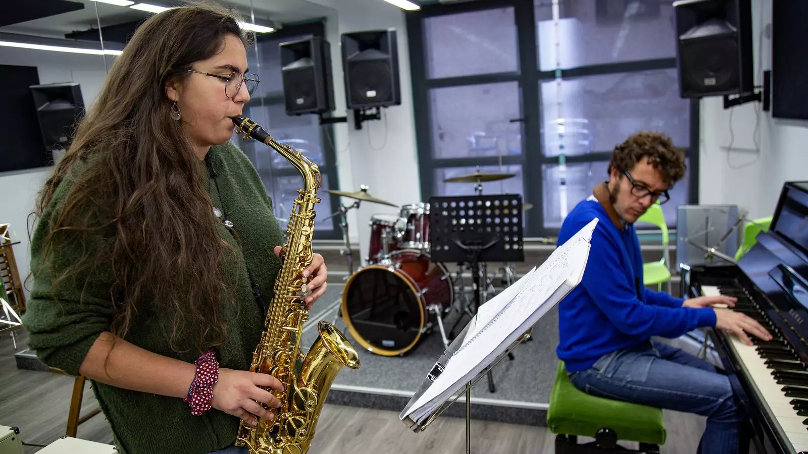 Una noia durant una classe al Taller de Músics de Barcelona