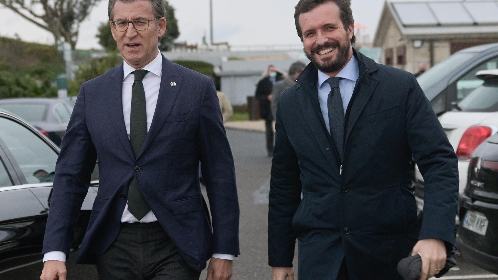 El líder del PP, Alberto Núñez Feijóo, con su predecesor, Pablo Casado.