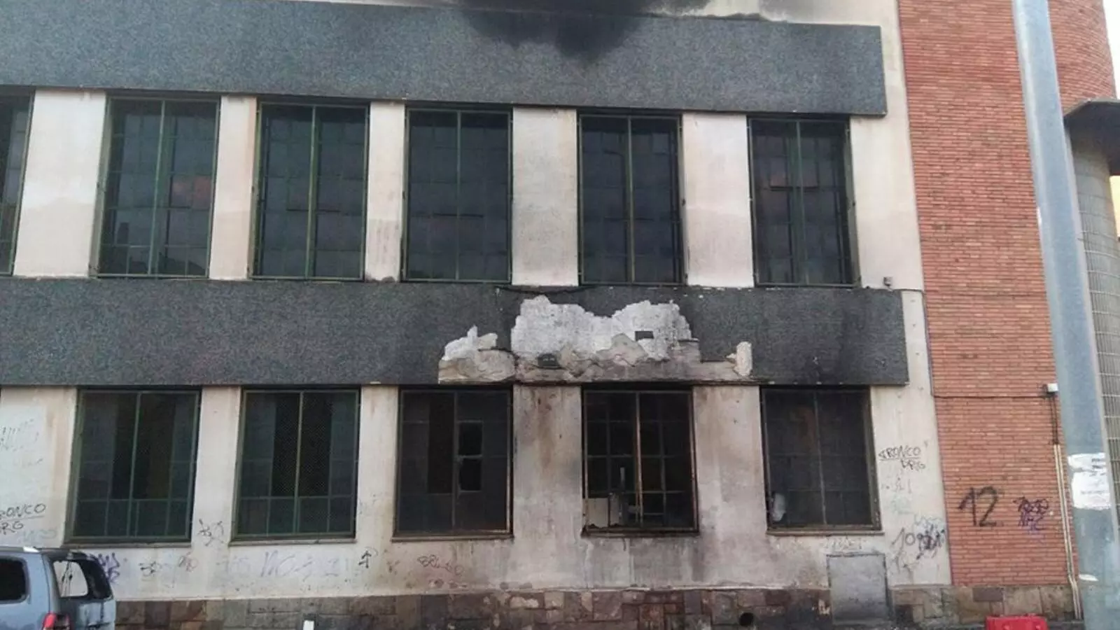 Un incendi afecta la façana del local dels Castellers de Badalona